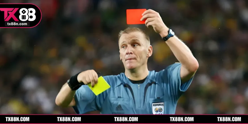 Dự đoán đội đầu tiên và đội cuối cũng sẽ nhận Yellow card hoặc Red card